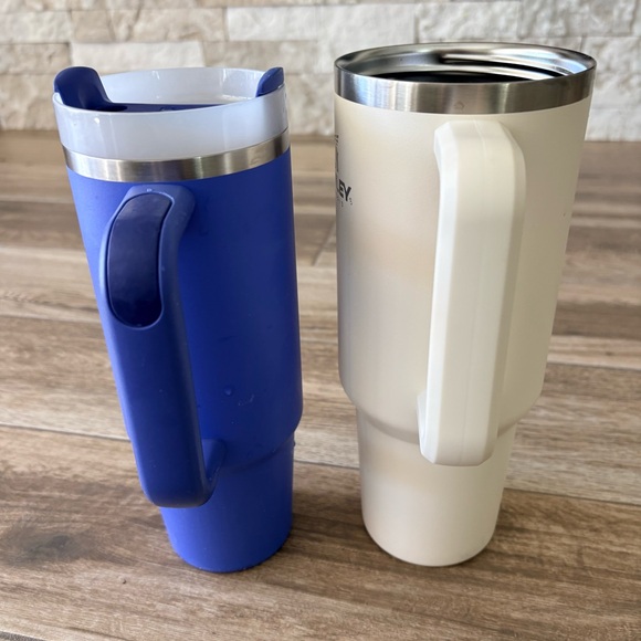 Stanley Iris Blue Water Bottle 30oz & Stanley Cream 40oz bundle of 2 - Picture 5 of 12